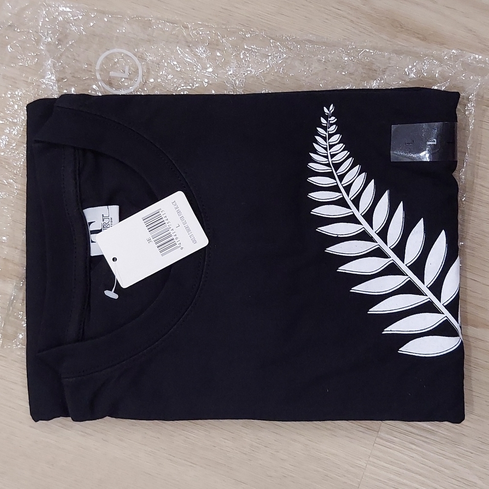 NWT Black Men's "New Zealand " large T-shirt